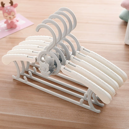 Extendable children's clothes hanger 