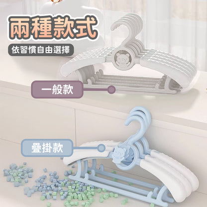 Extendable children's clothes hanger 