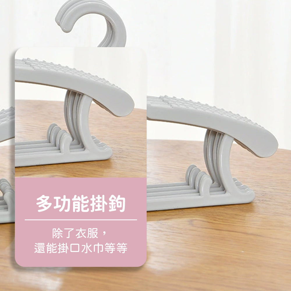 Extendable children's clothes hanger 