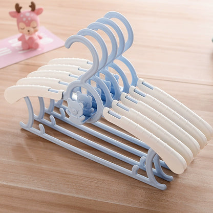 Extendable children's clothes hanger 