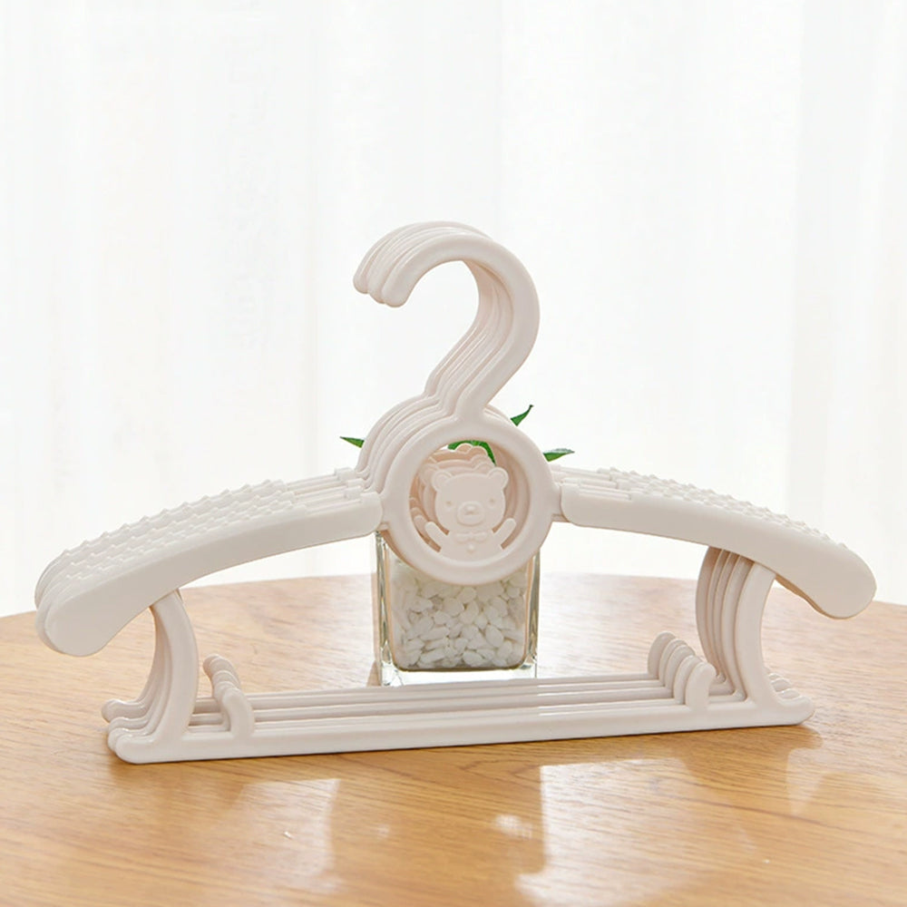 Extendable children's clothes hanger 