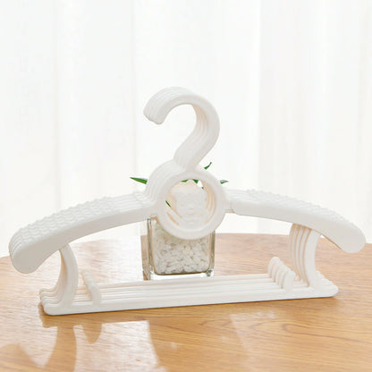 Extendable children's clothes hanger 